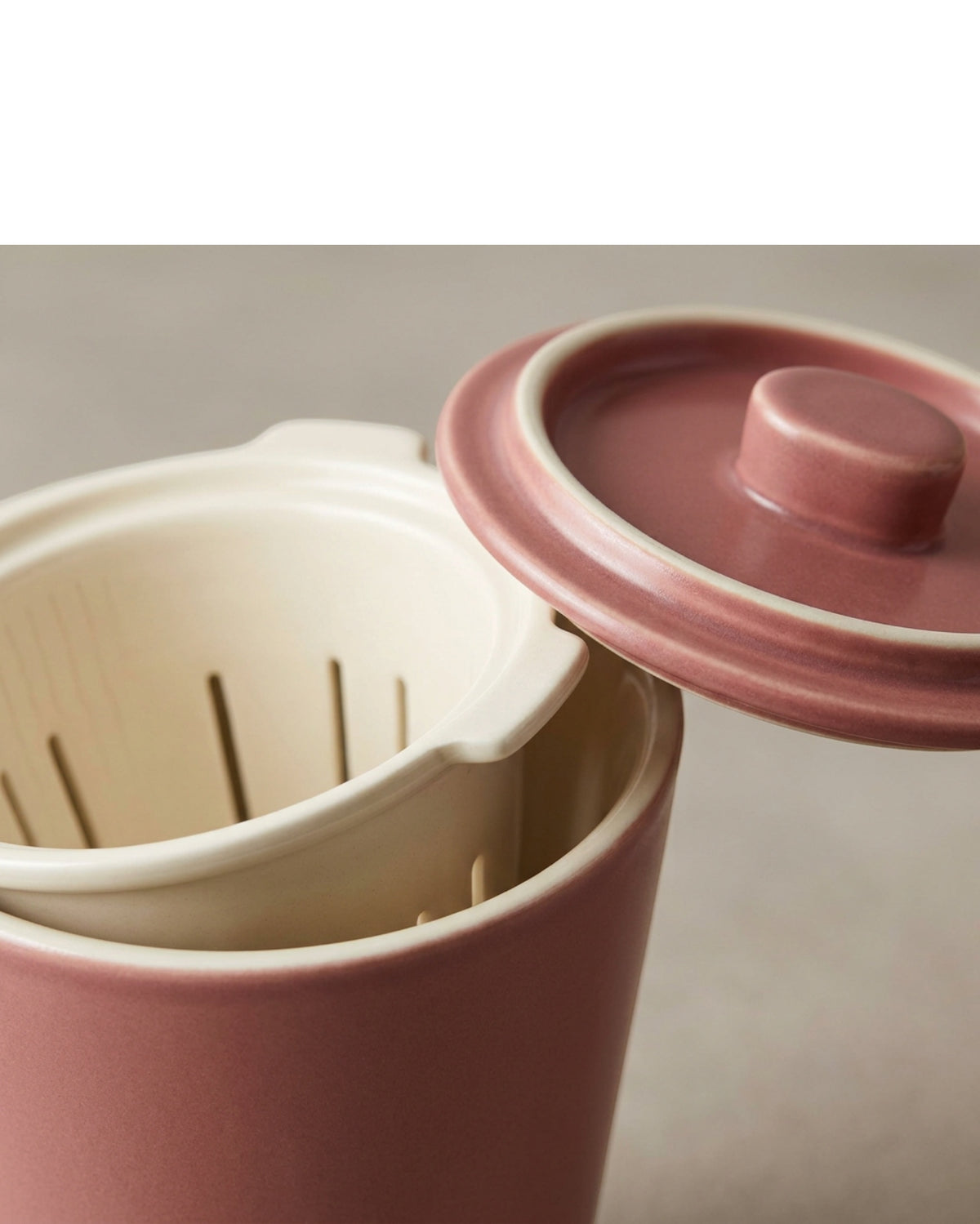 Korzy 15 oz Tapered Ceramic Tea Cup with Ceramic Infuser and Lid Dusty Rose - Detail view
