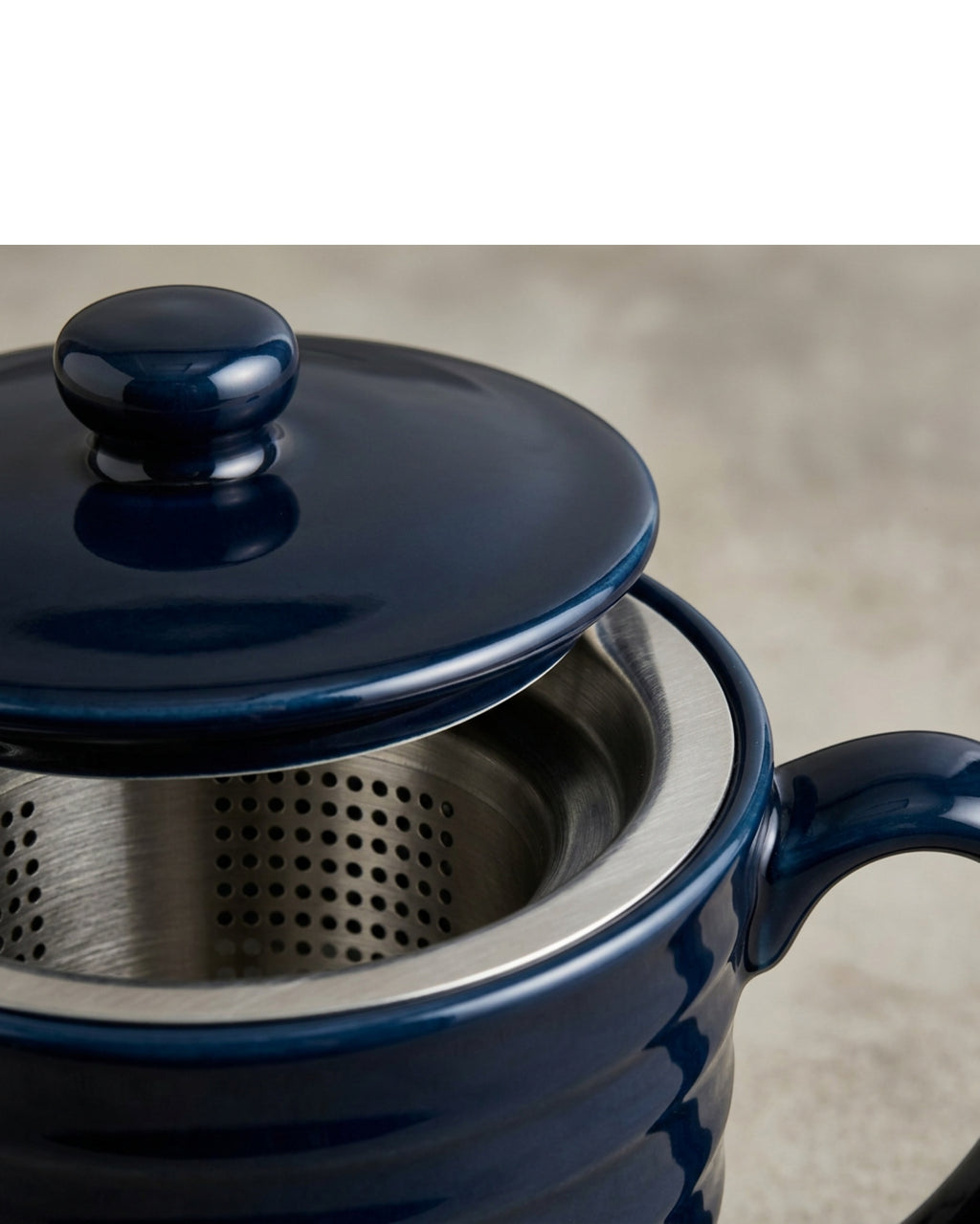 Korzy 12 oz Ribbed Ceramic Tea Mug with Steel Infuser and Lid Midnight Blue - Detail view